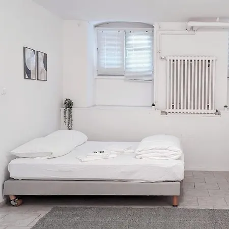 Tiergarten: Central, Spacious, Beautiful Designed 2-br Near Park Lägenhet