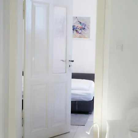 Tiergarten: Central, Spacious, Beautiful Designed 2-br Near Park