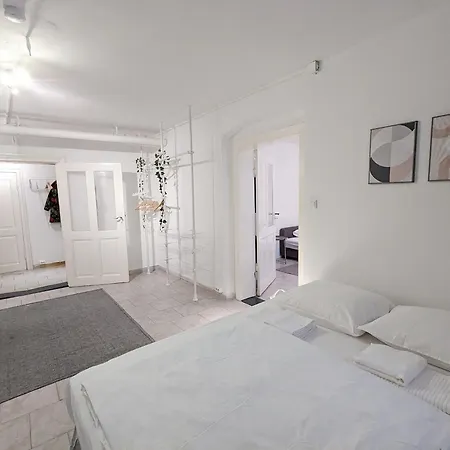 Apartment Tiergarten: Central, Spacious, Beautiful Designed 2-br Near Park Berlin