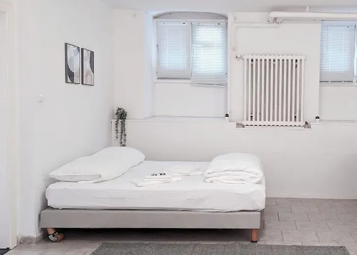 Tiergarten: Central, Spacious, Beautiful Designed 2-br Near Park Appartement