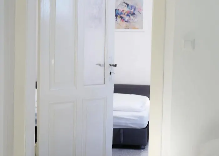 Tiergarten: Central, Spacious, Beautiful Designed 2-br Near Park