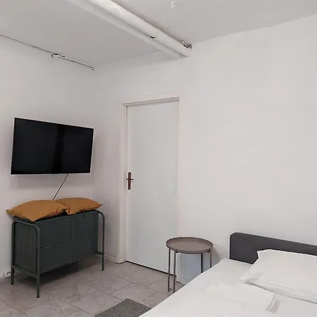 Tiergarten: Central, Spacious, Beautiful Designed 2-br Near Park Apartament