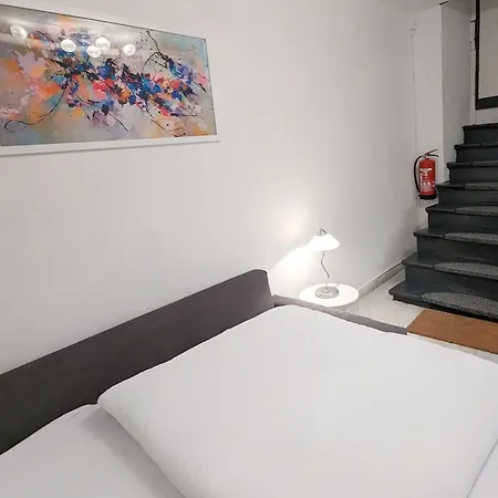 Tiergarten: Central, Spacious, Beautiful Designed 2-br Near Park 公寓 *