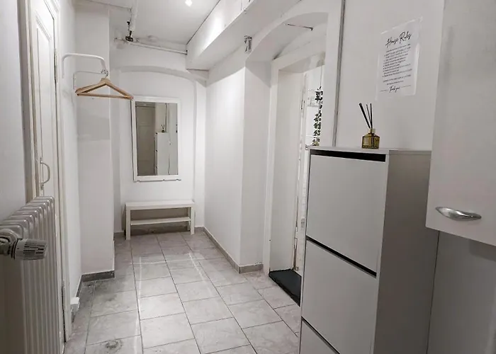 Tiergarten: Central, Spacious, Beautiful Designed 2-br Near Park